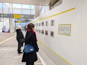 「『ツナグ菊名100年』-菊名と暮らし 写真大募集-」菊名駅にて仮囲いグラフィック実施中！